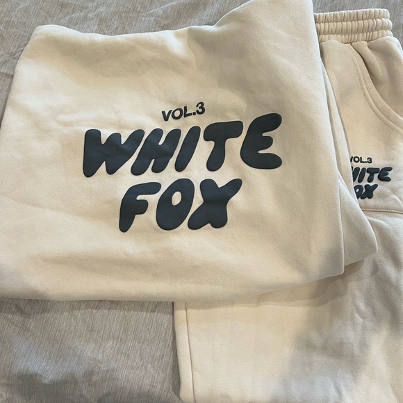 White Fox pebble sweatshirt and sweatpants - Picture 2 of 7